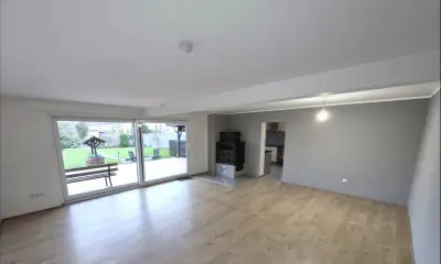 Erdgeschoss, renoviert und mit Garten