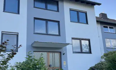 Helle DG Wohnung, mit fast neuer EBK, in einem 3 FH mit Garage und großem Keller