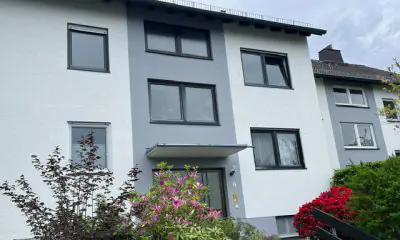 Helle DG Wohnung, mit fast neuer EBK, in einem 3 FH mit Garage und großem Keller